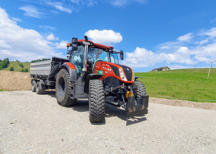 Schönbächler Baggerbetrieb AG | Maschinenpark | Traktor New Holland T6.180